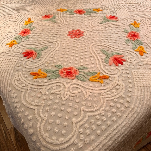 Vintage Chenille Bedspread * Fluffy Bright White Scrolls Puffs Flowers & Vines * - Picture 1 of 11